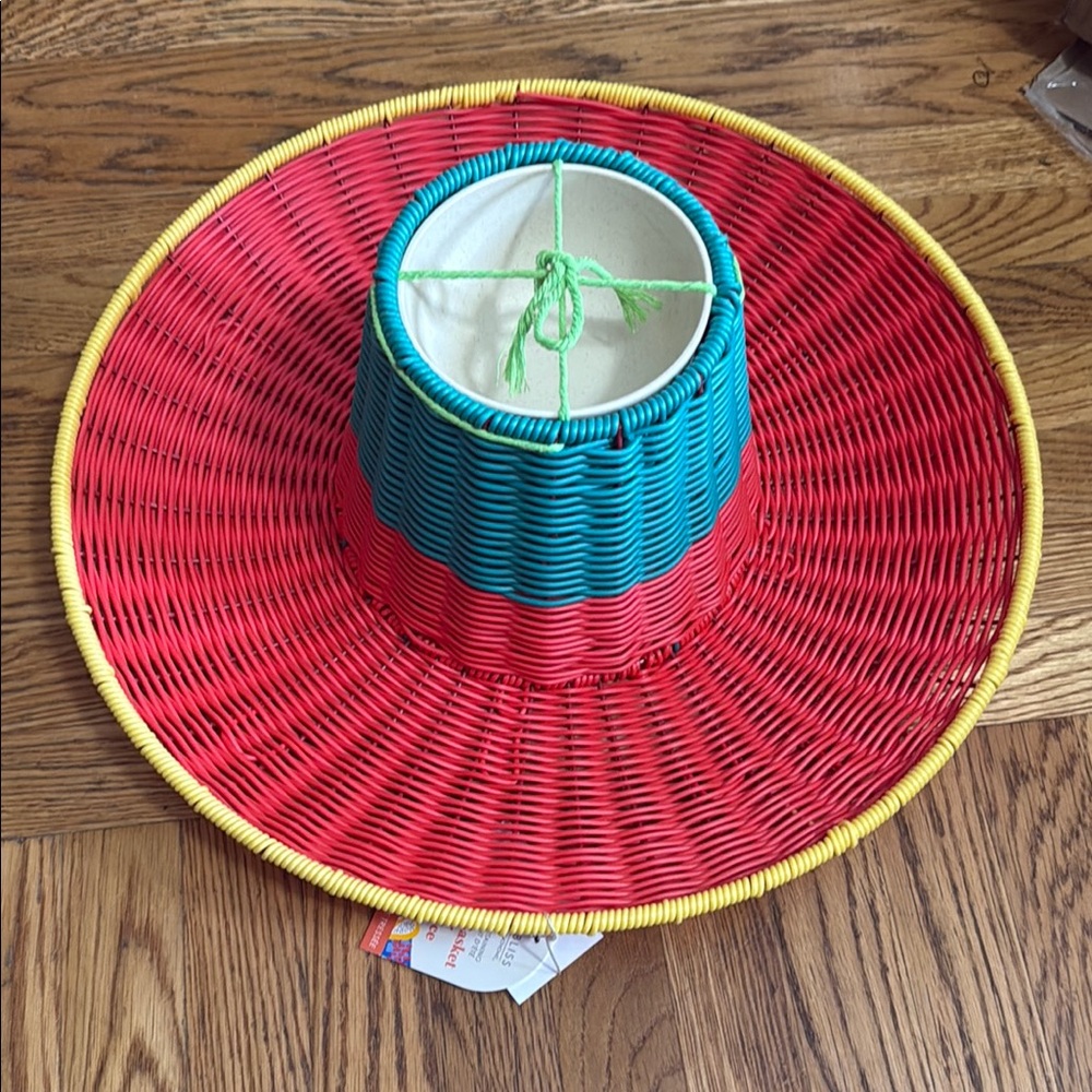 Ciroa sombrero chip and dip bowl. NWT